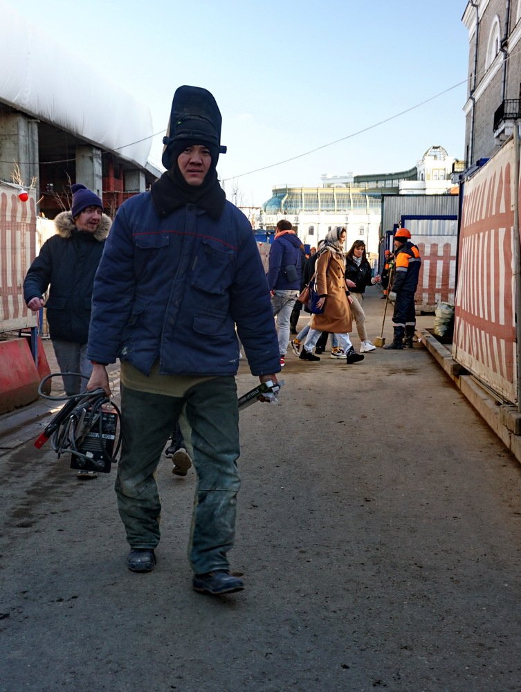 Сварщик спешит на работу