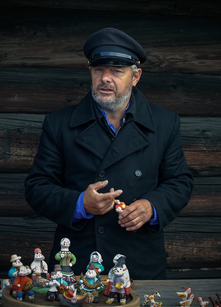 Продавец свистулек