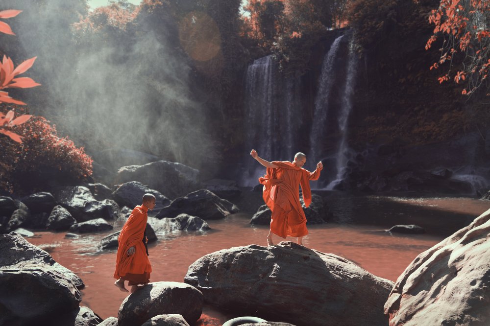 Монахи у водопада Пном Кулен в Камбодже