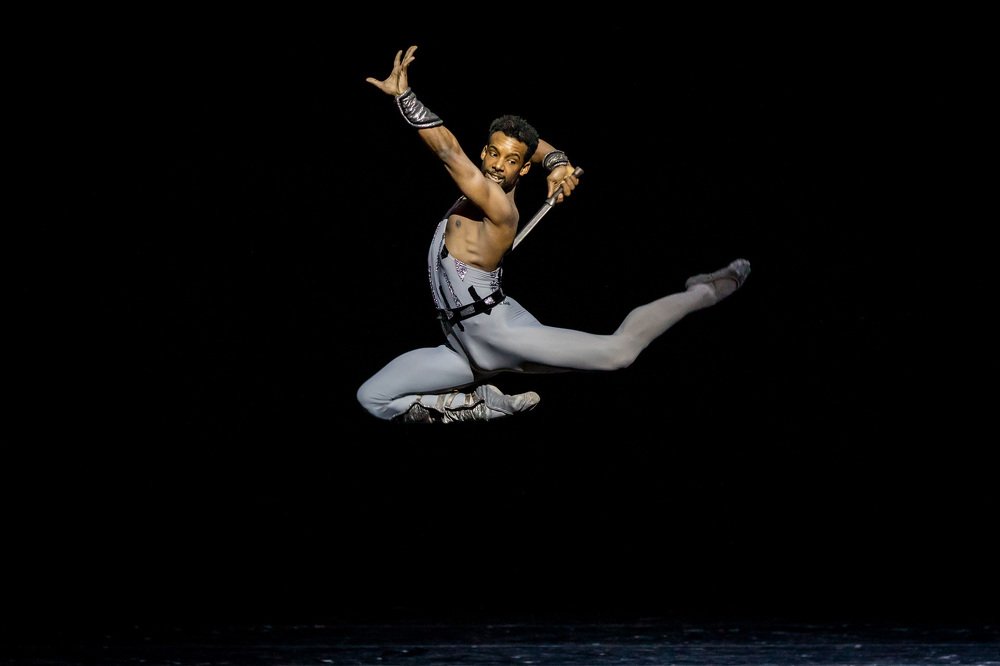 Flying on stage © Luca Vantusso