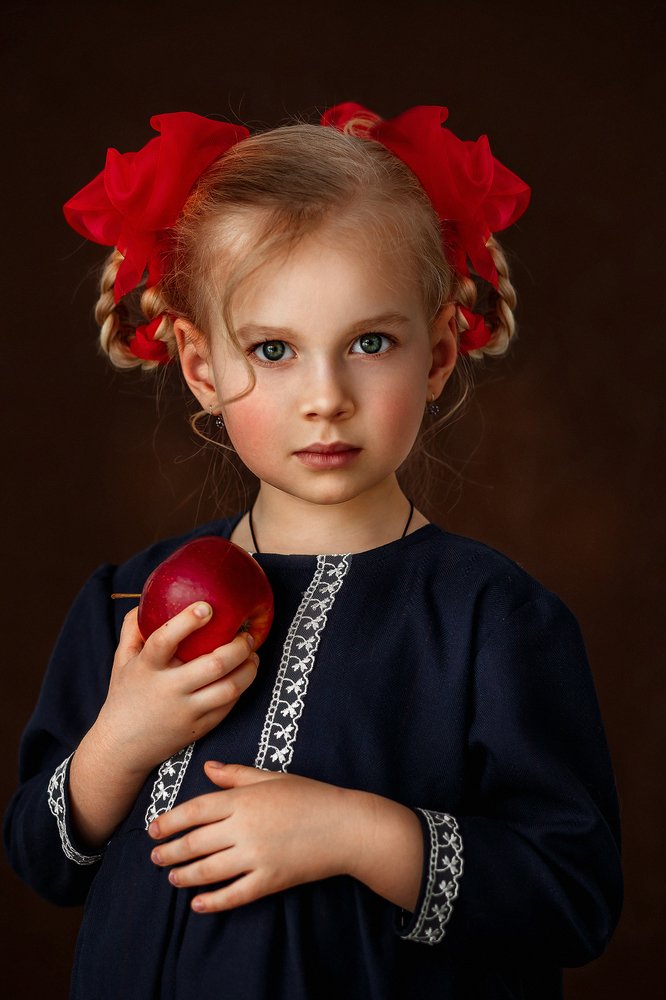 Девочка с яблоком
