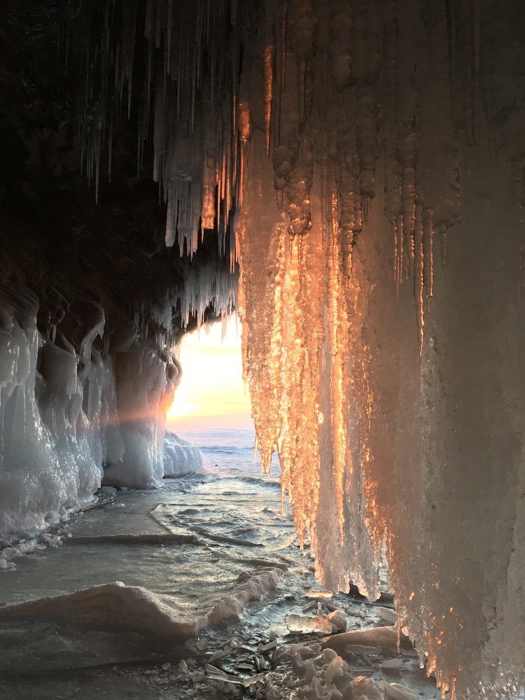 Калейдоскоп закатных красок байкальских гротов