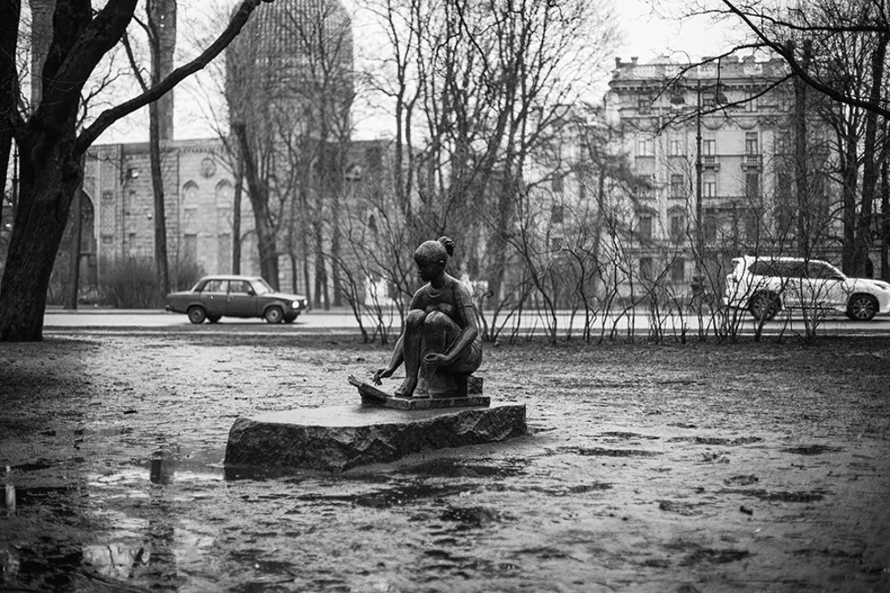 Девочка и город