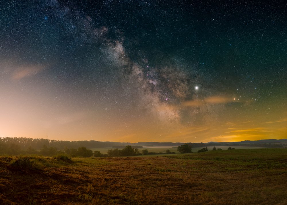 Milky Way Galaxy's Central Region with Jupiter in The Moonlight ...