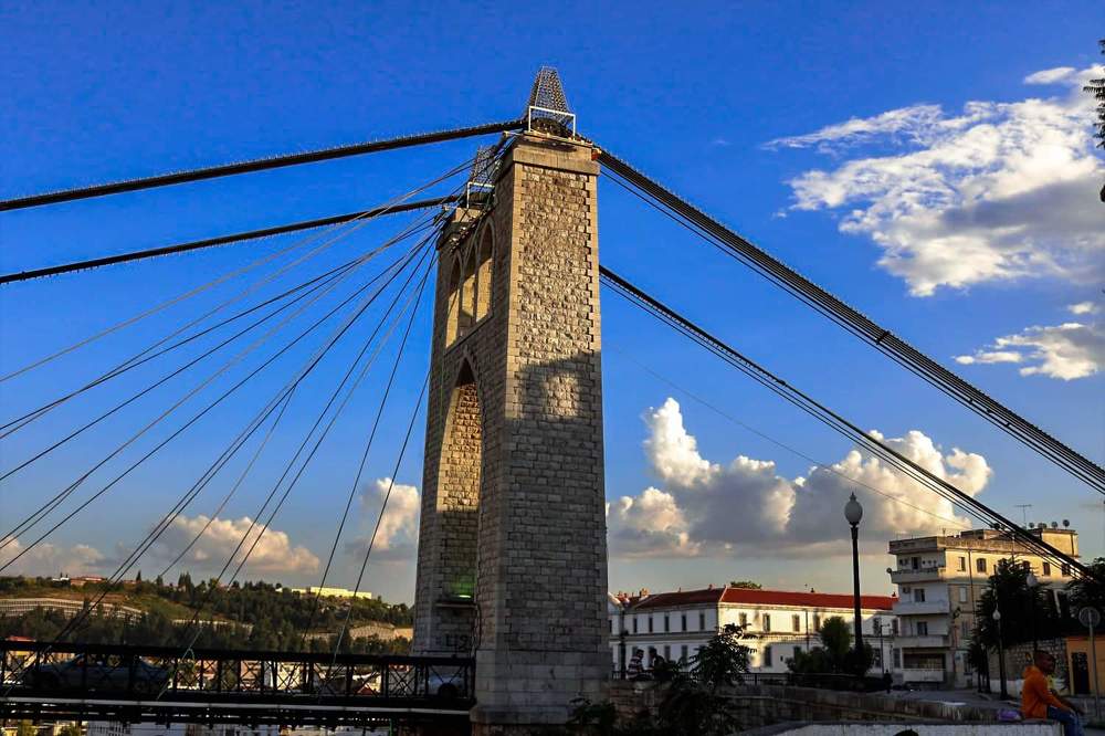 Le point de rencontre entre les deux blocs de la ville de Constantine, de l'approche de la Kasbah à l'hôpital