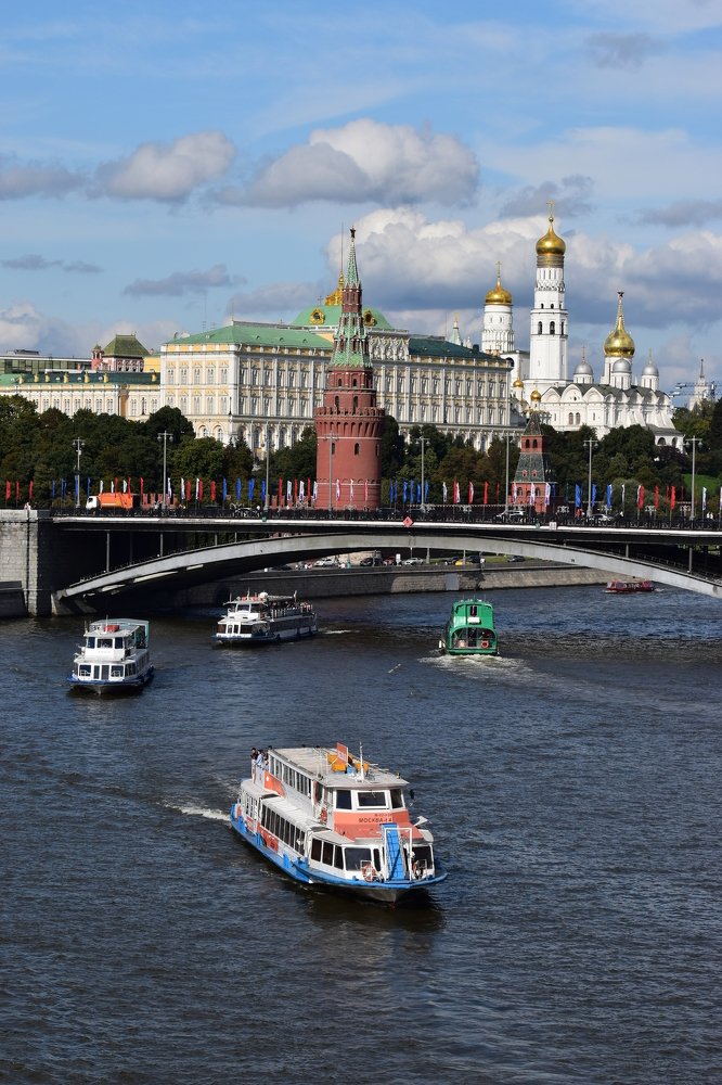 Разгар летней навигации на Москве - реке.