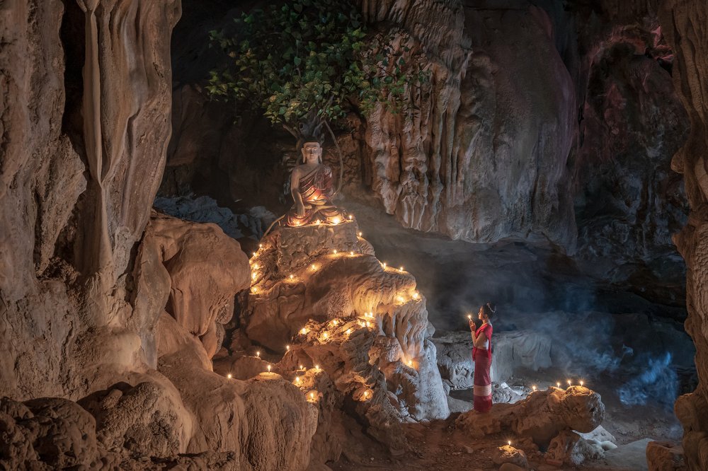 Worshiping to the Lord Buddha
