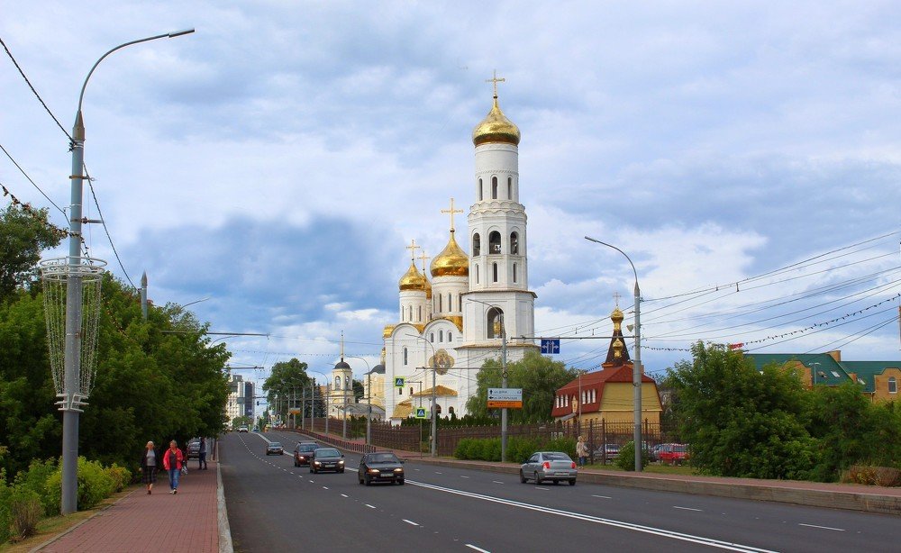 Купола  вдоль дороги.