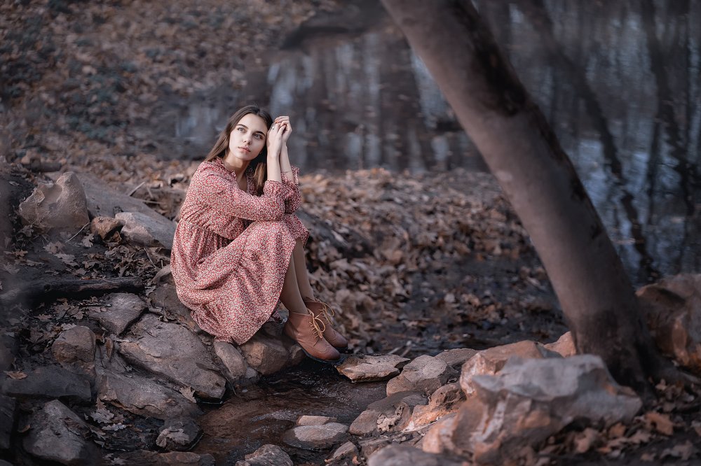 Девушка у ручья