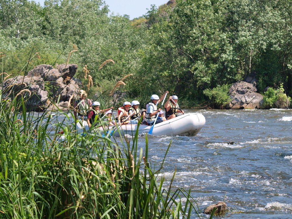 Река и дети...