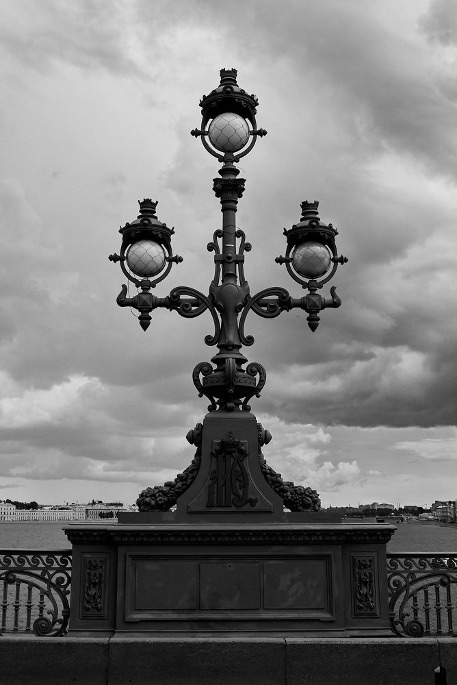 Фонарь на Троицком мосту