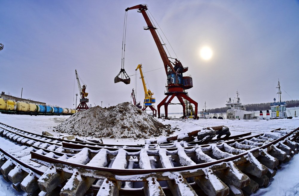 Полдень в речном порту.