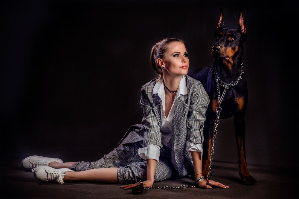 Девушка с доберманом