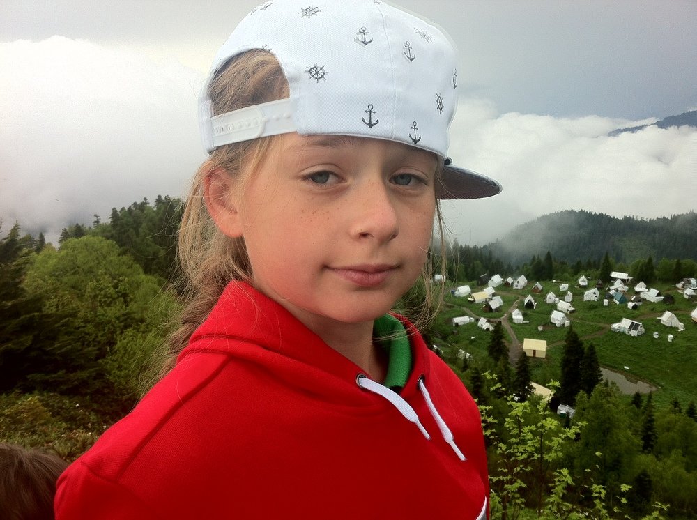 Дочь в горах после подъёма.