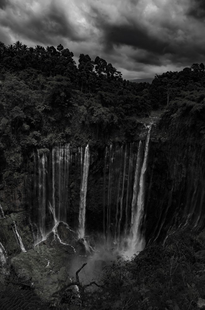 Tumpak sewu in Black white