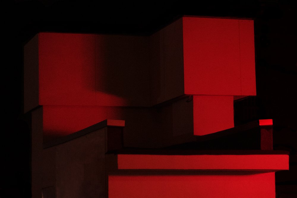 Красный арт объект