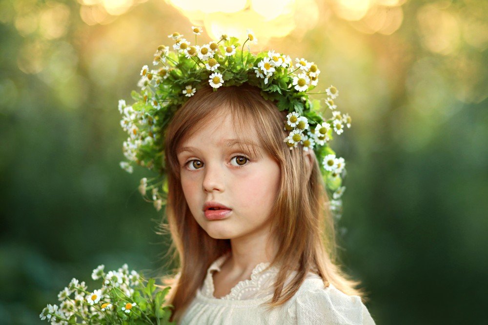Девочка в венке