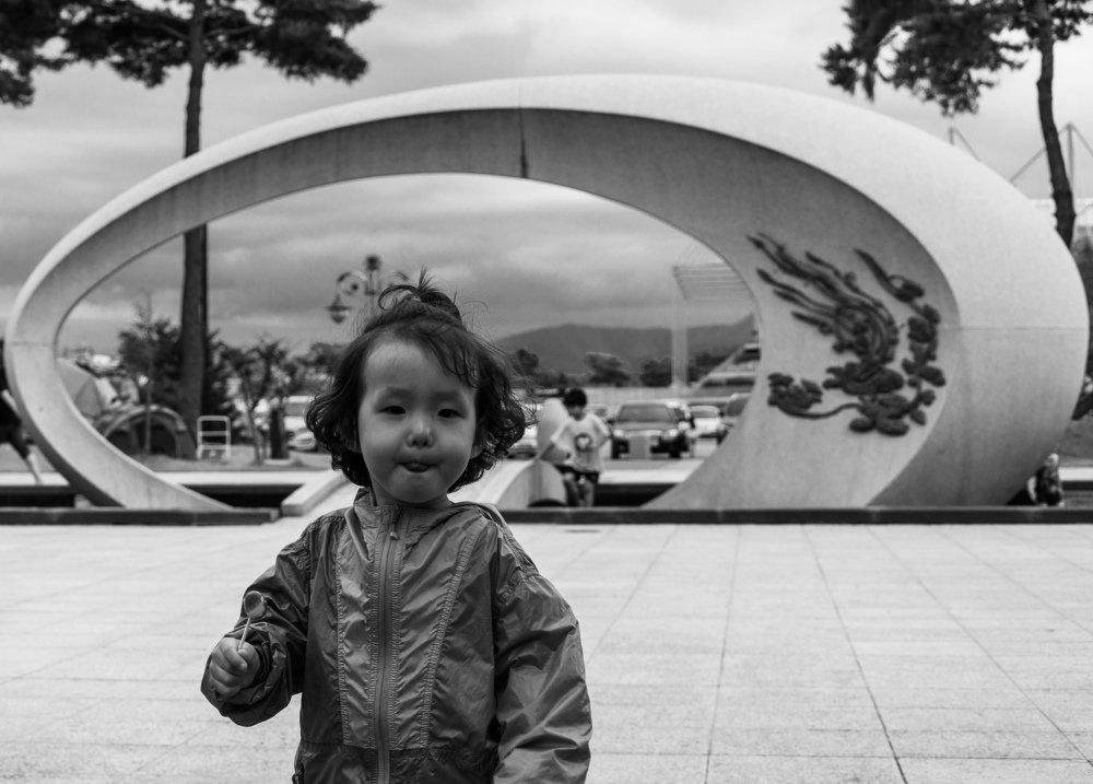 Девочка с конфетой