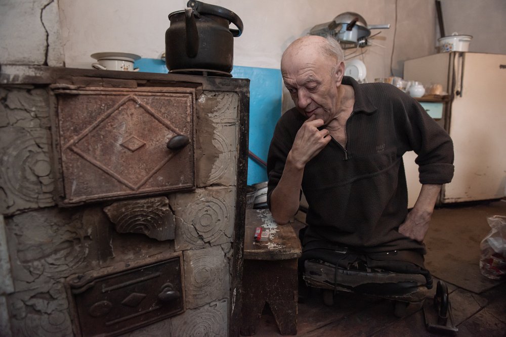 Рядом война