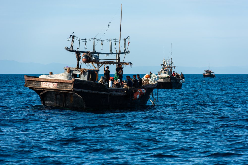 Рыбаки уходящие в море