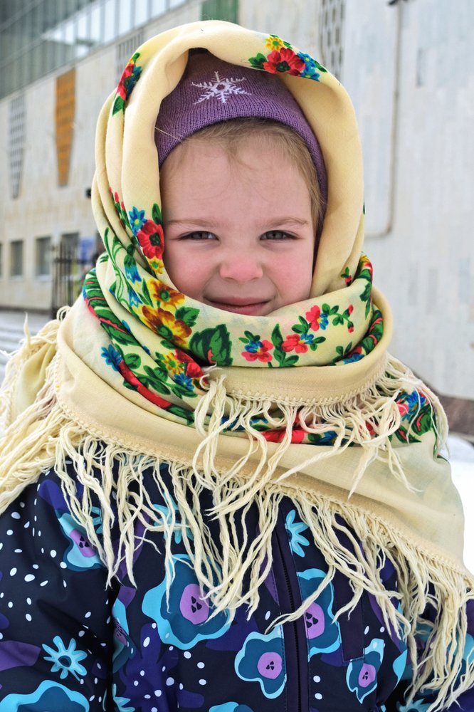 В платок укутана