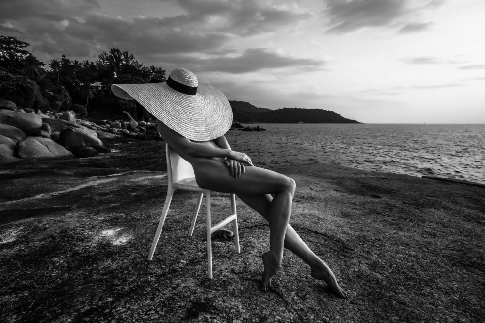 Девушка в шляпе на камнях