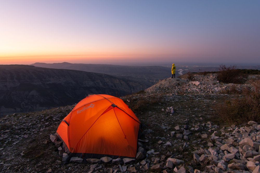 Огненный закат на краю Сулакского каньона.