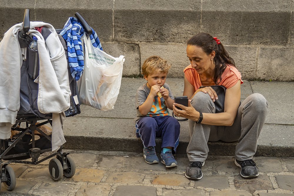 На тротуаре