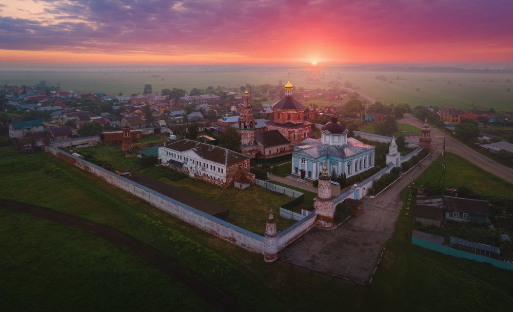 Рассвет над монастырем
