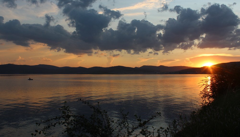 Растилался закат над водой