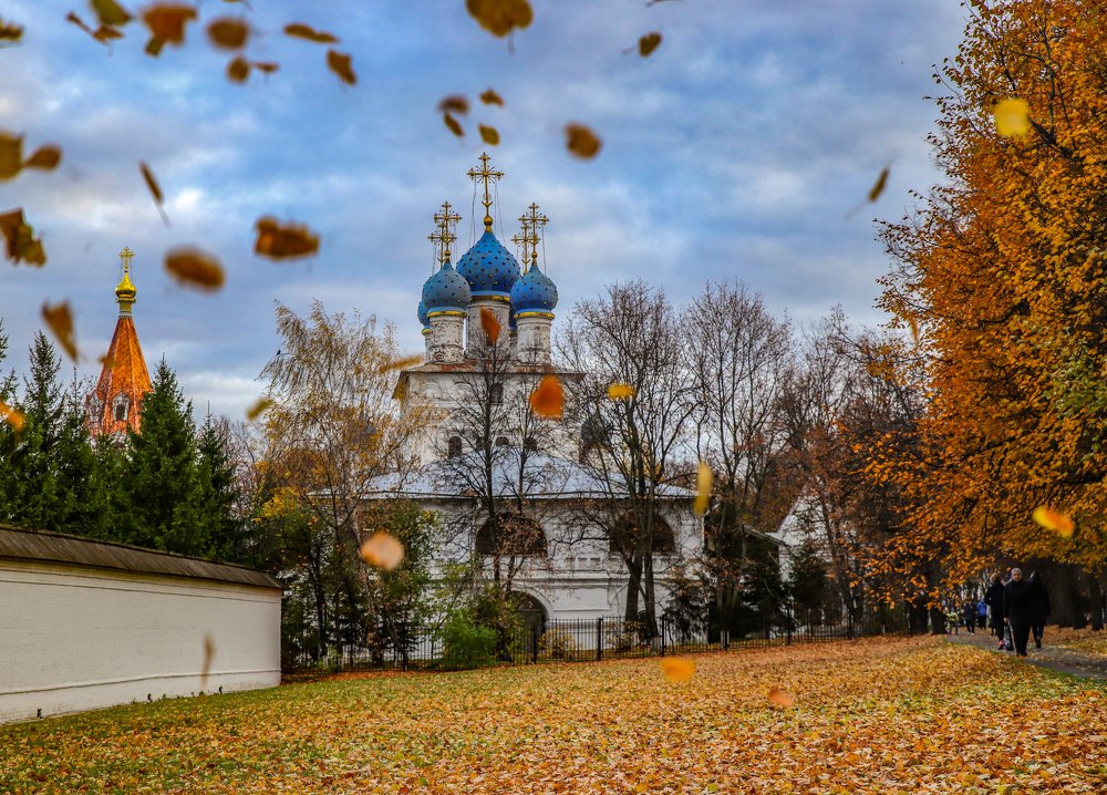 Кружатся листья...