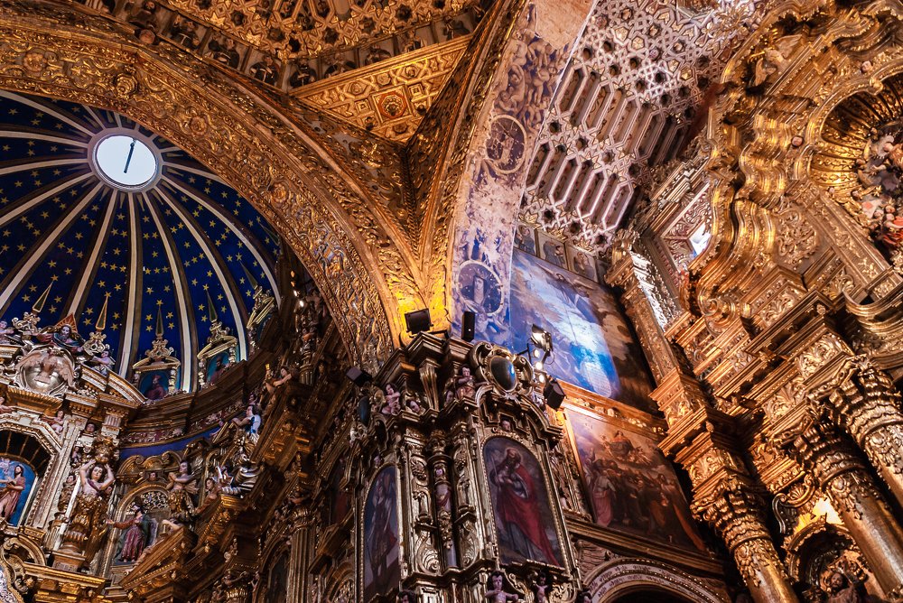 ENTRE ARCOS Y PILARES .