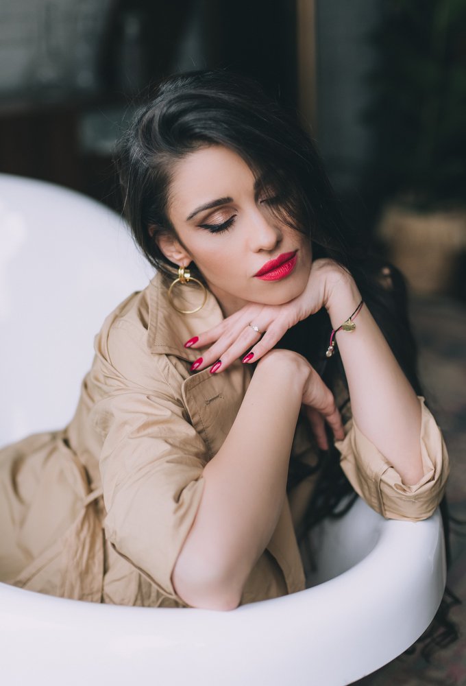 Задумчивая девушка