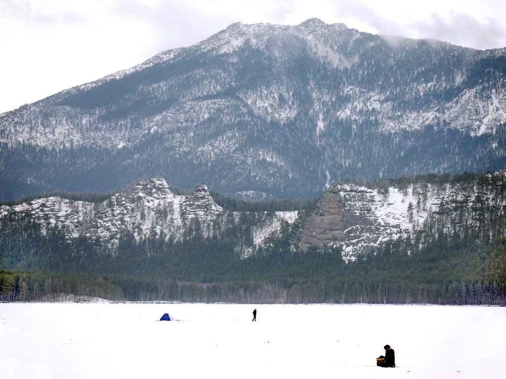 Утренняя зимняя рыбалка у пирамид.