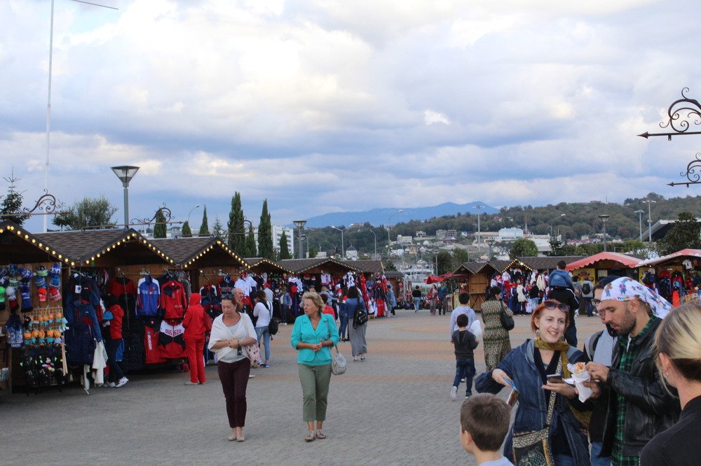 массовые гуляния по Олимпийскому парку Адлер