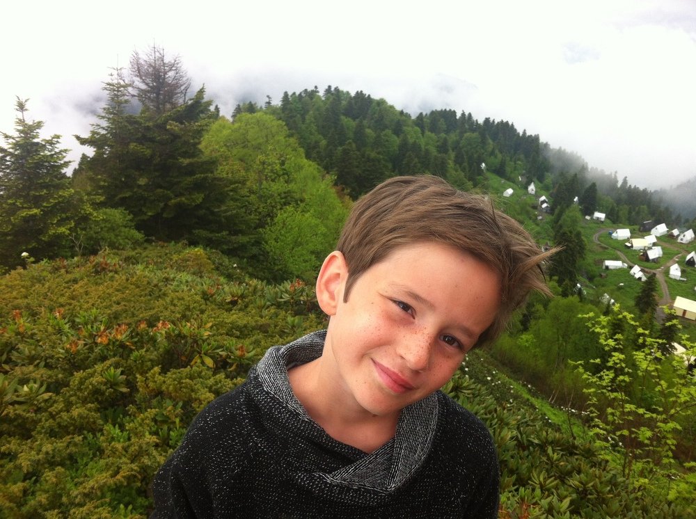 Сын на фоне гор.