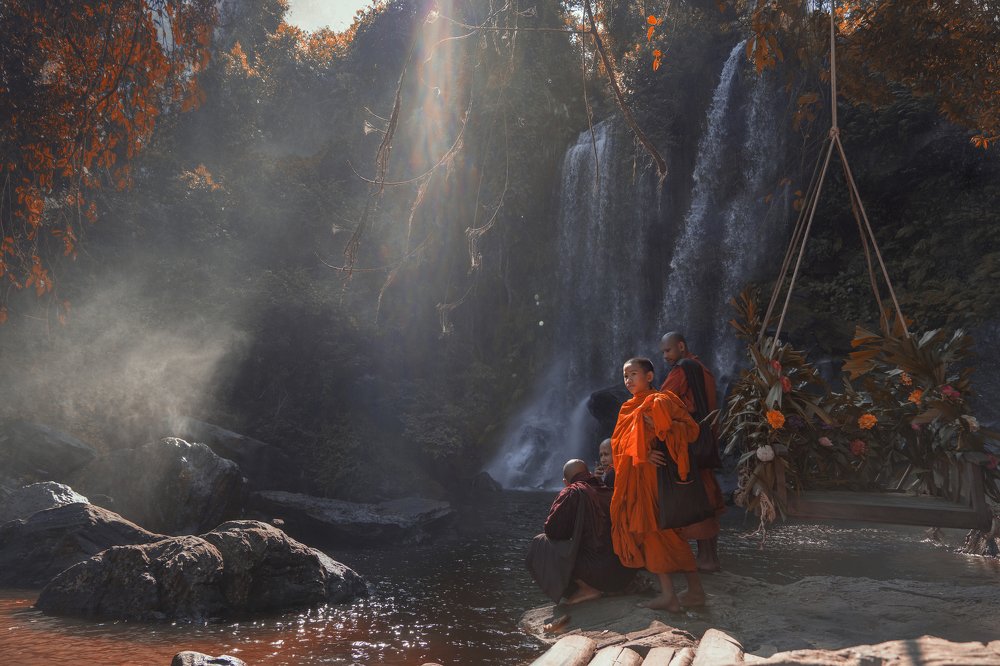 Монахи отдыхающие у водопада Пном Кулен в Камбодже