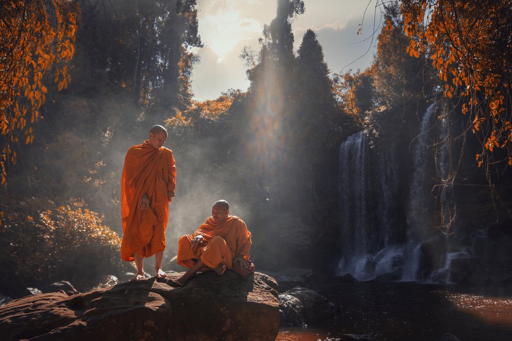 Монахи отдыхающие у водопада Пном Кулен в Камбодже