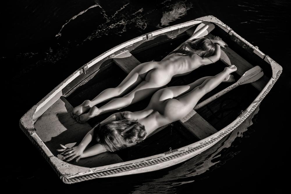 В лодке на закате