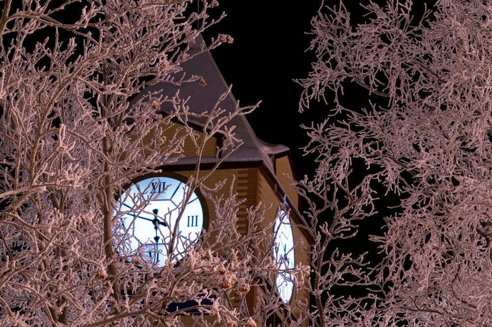 Городская башня с часами города Кировск