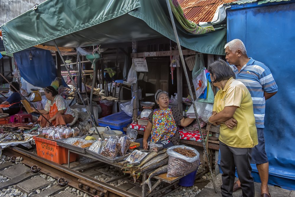 Торговка рыбой на тайском рынке