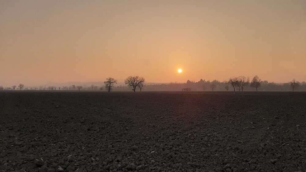 Tramonto sui campi di pianura