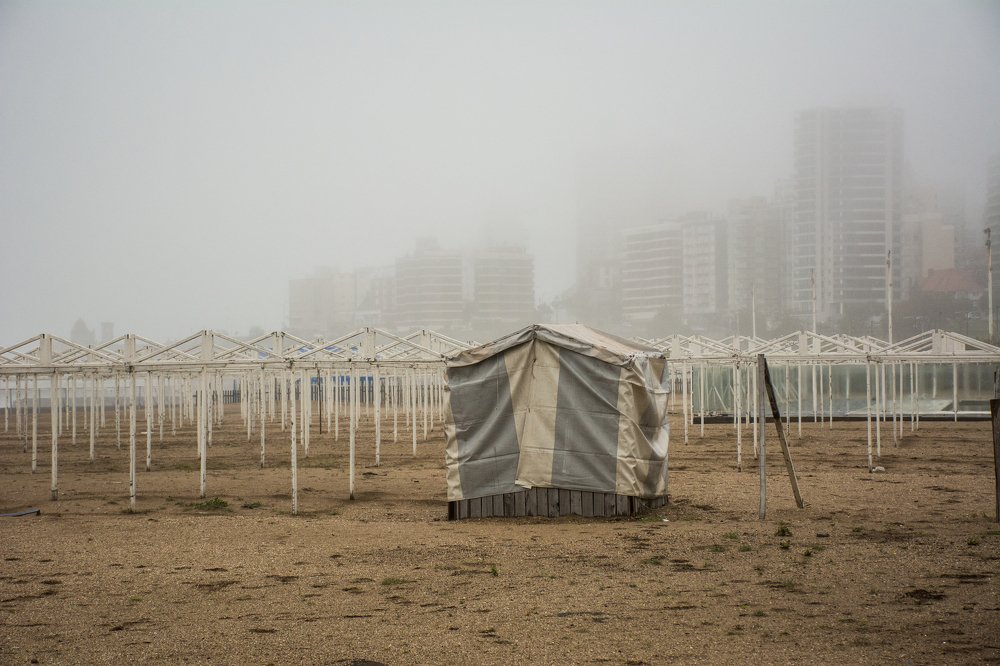 Mar del Plata en la niebla