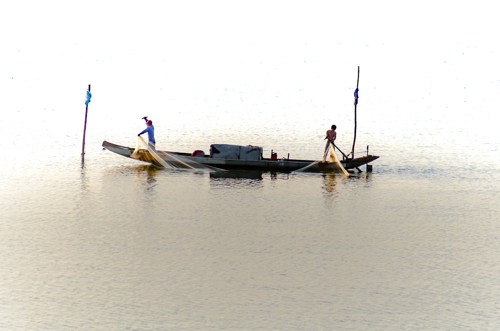kéo lưới trên phá Tam Giang