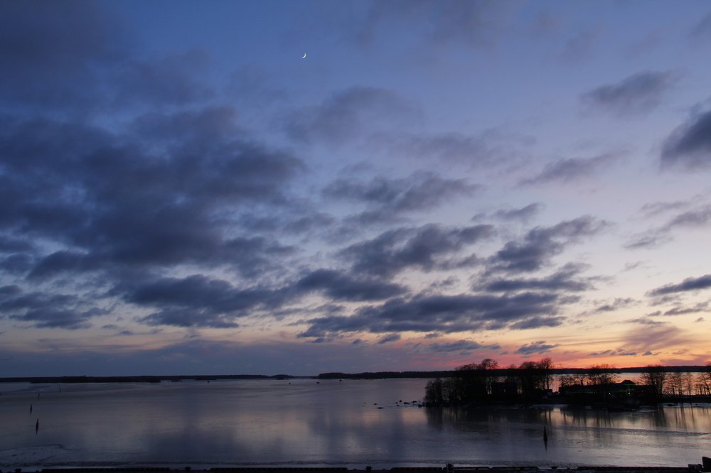 Месяц в черничных облаках