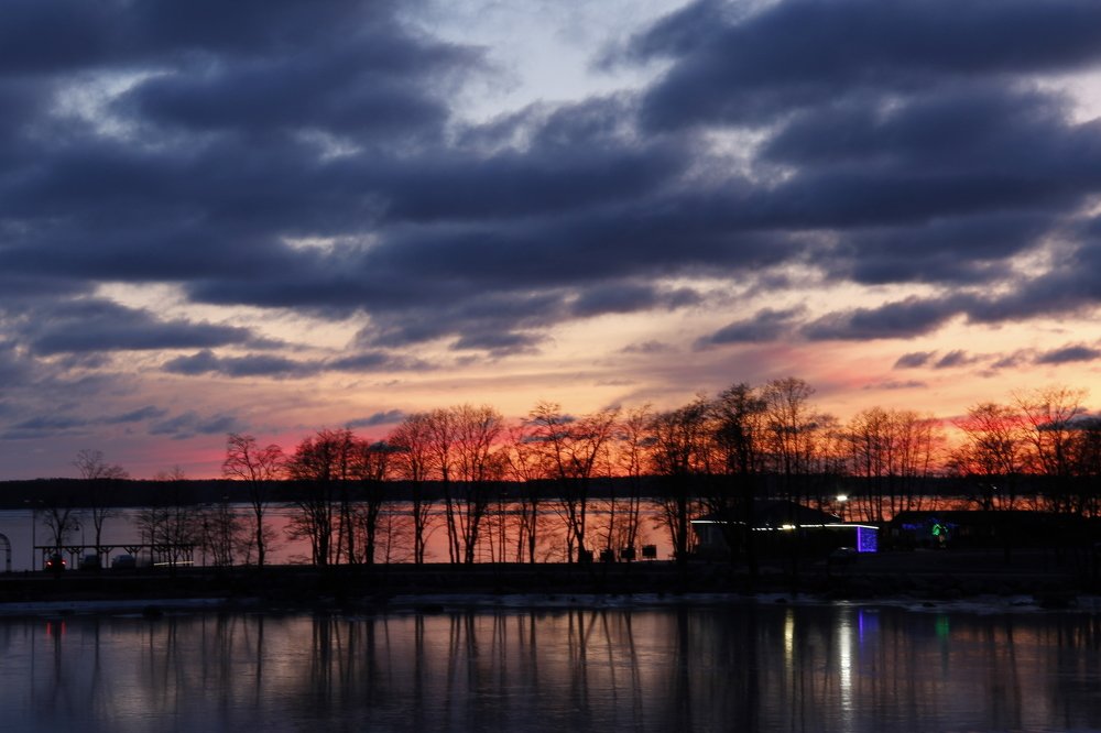 Чернично-оранжевое небо над заливом