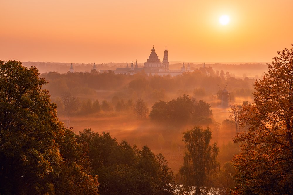 "Золотая Осень на рассвете в Истре"