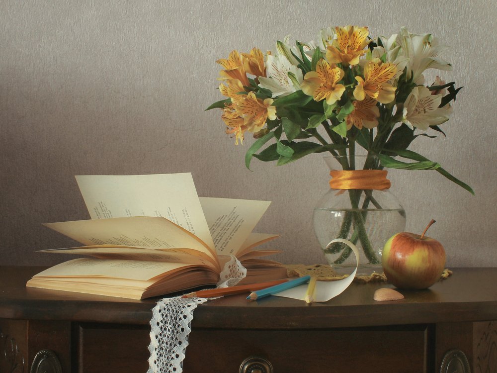 Натюрморт с цветными карандашами и яблоком