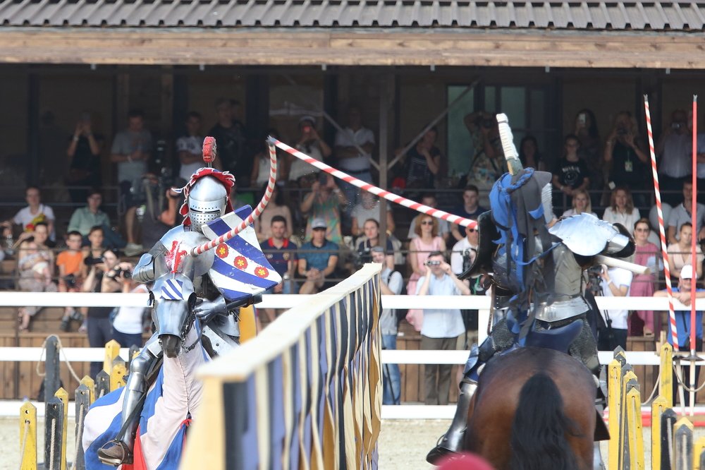 Копьё в копьё!