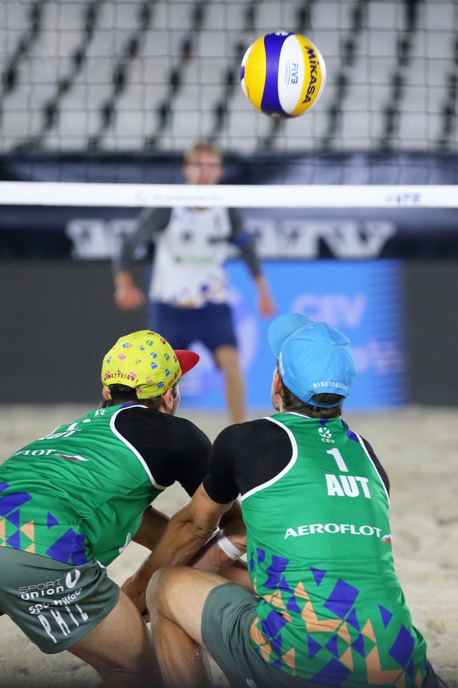 Приём подачи - вдвоём-то оно надёжнее!